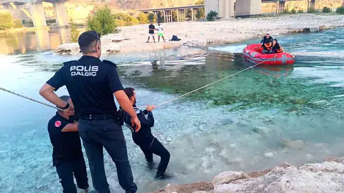 Fırat Nehri'nde su yükselmesiyle mahsur kalan 6 kişi kurtarıldı