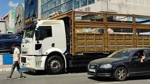 Bağcılar’da şüpheli ölüm: Park halindeki kamyonda ölü bulundu