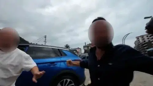 Yol verme tartışması pahalıya patladı: Bisikletliye saldırdılar, pişman oldular!