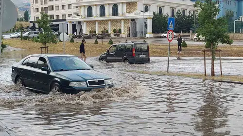 Erzurum'da sağanak ve fırtına etkili oldu