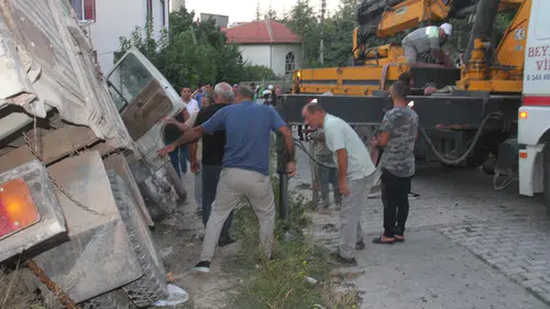 Konya'da faciadan dönüldü: El freni boşalan kamyoneti durdurmak isterken sıkıştı