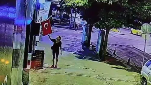 Muğla’da Türk Bayrağı'nı ateşe veren şüpheli aranıyor