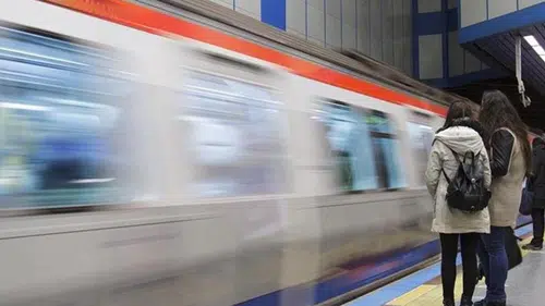 Almanya'da sürücü otomobiliyle metro tüneline girdi