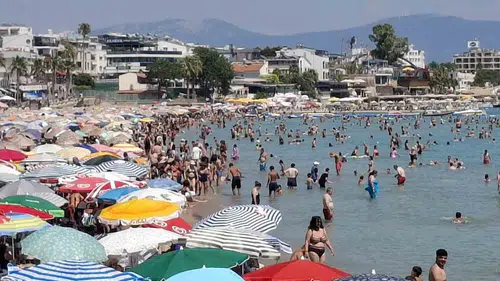 Didim’de sıcaklık 30 dereceyi aştı: Altınkum Plajı dolup taştı