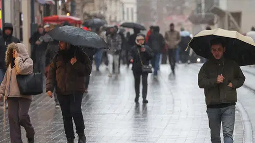 AKOM’dan İstanbul’a yağış ve fırtına uyarısı: Sıcaklıklar düşecek