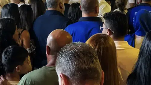 Alaçatı’da tatilci yoğunluğu: Tarihi sokaklarda yürümek zorlaştı
