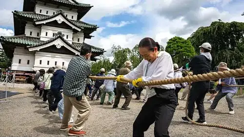 400 tonluk Hirosaki Kalesi insan gücüyle kaydırıldı