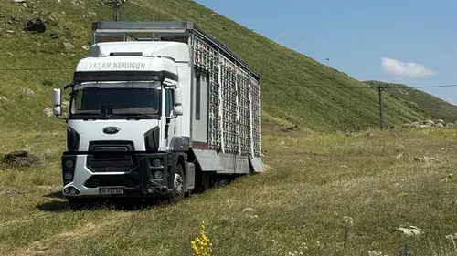 Karslı arıcıdan yenilikçi proje: Tır dorsesini 340 kovanlık mobil tesise dönüştürdü