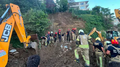 Büyükçekmece'de toprak kayması: Sahil yolunun bir bölümü kapatıldı