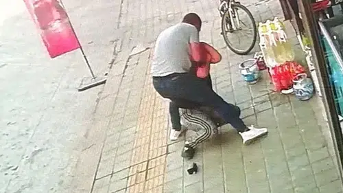 Kütahya'da boşanma aşamasındaki eşini sokak ortasında bıçakladı