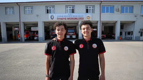 Çocukken evlerini yakan ikizlerin ortak hayali gerçek oluyor