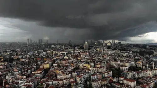 İstanbul'da güneşe ara, kara bulutlar kapladı! Kuvvetli sağanak geliyor