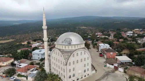 Bandırma'da caminin kubbesi şiddetli poyrazdan zarar gördü