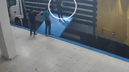 Firari şüpheli tırın gizli bölmesinde bulundu