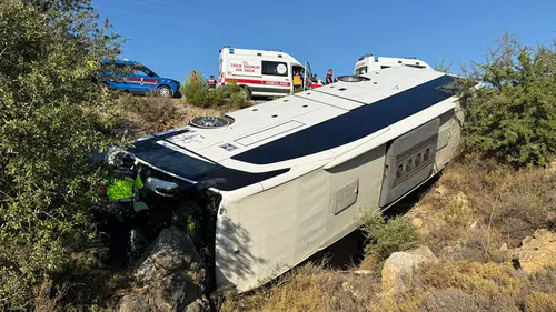 İzmir’de otobüs ile otomobil çarpıştı: 2 kişi hayatını kaybetti