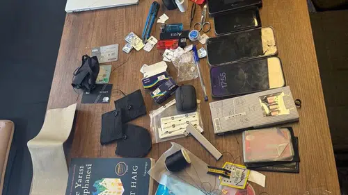 Öğretmenin çantasından kopya düzeneği çıktı: Sınavlarda kullandığını itiraf etti