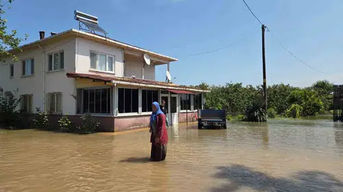Çarşamba'da sağanak yağış: Ev ve tarım arazilerini su bastı