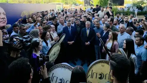 Diyarbakır'da maç öncesi dikkat çeken görüntü: Bakanlara Kürtçe şarkılarla coşkulu karşılama