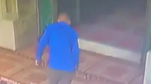 Namaz kılarken arkasından geldi! Çantayı alıp böyle kaçtı