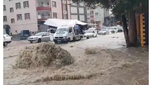 Malatya’da şiddetli sağanak: Ulaşımı aksattı