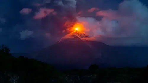 Fuego Yanardağı patladı! Otoyol kapandı herkes evlerini terkediyor
