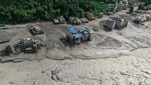 Nepal'de en az 10 bin aile evini kaybetti: Hayatını kaybedenlerin sayısı 359'a yükseldi