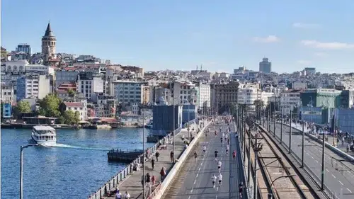 İstanbul'da Yeşilay Yarı Maratonu heyecanı: 1500 sporcu tarihi parkurda koştu