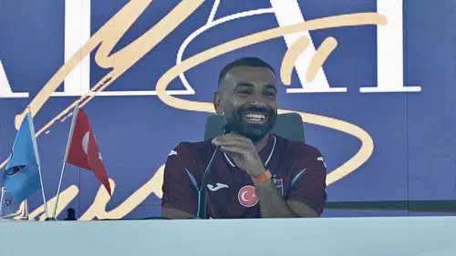 Trabzon'da tarihi akşam! Salah binlerce kişinin önünde imza attı