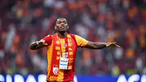 Rafael Leao’dan Galatasaray taraftarına ilk selam: Sahaya inip üçlü çektirdi