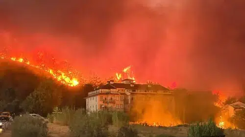 Fethiye’de ormanlık alanda yangın: Alevler yerleşim alanlarına sıçradı