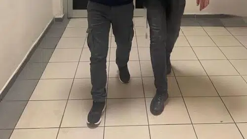 Kendisini polis olarak tanıtan dolandırıcı kuyumcuda altın alırken yakalandı