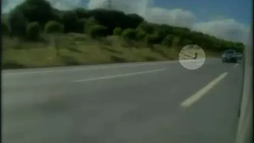 İstanbul Havalimanı yolunda motosiklet devrildi: Araç kamerasına yansıdı