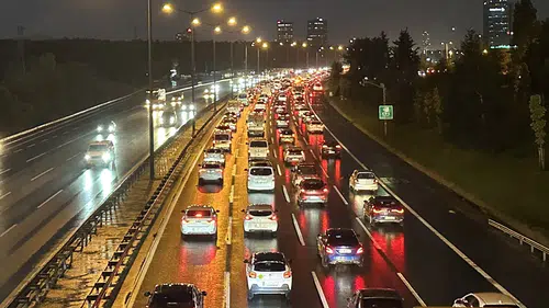 İstanbul’da trafik yoğunluğu yüzde 76’ya ulaştı: Araçlar yavaş ilerledi