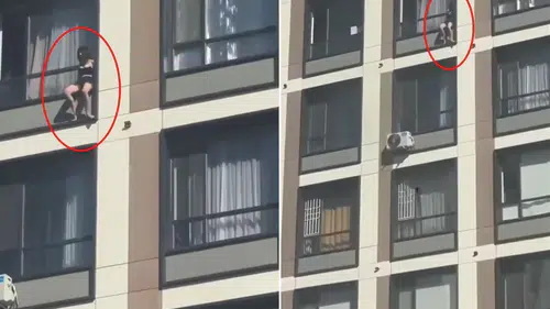 15. Kattan Düşen Genç, Bebek Arabasına Çarparak Hayatını Kaybetti!