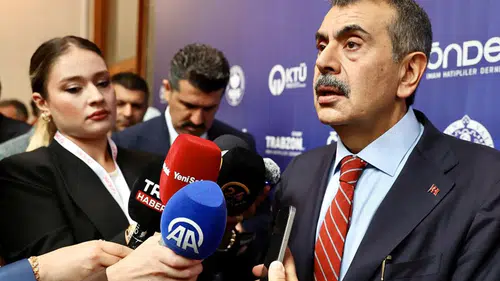 Bakan Tekin öğretmenlerin kıyafetiyle ilgili tartışmalara son noktayı koydu