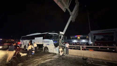 Adana'da yolcu otobüsü tabela direğine çarptı: 11 kişi yaralandı