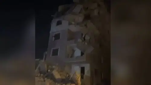 Küçükçekmece’de yıkımı süren bina çöktü: 2 kişi yaralandı