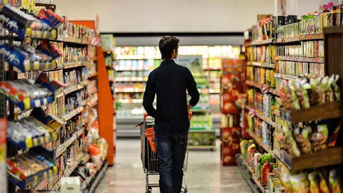 Zincir markette tarihi geçmiş ürün skandalı: Belediye şubeyi mühürledi