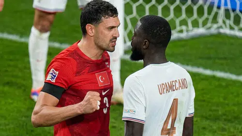 Maça damga vuran anlar! Merih Demiral kendisini zor tuttu