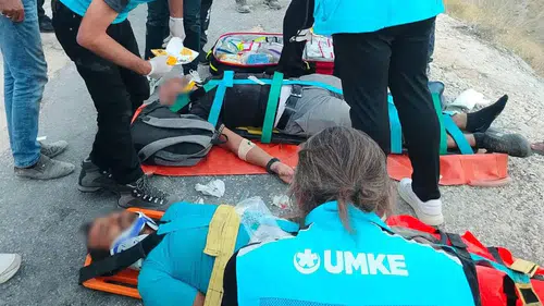 Elazığ'da işçileri taşıyan minibüs uçuruma yuvarlandı: 13 kişi yaralı