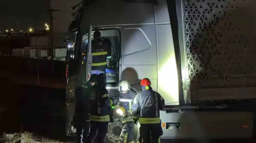 Gebze’de yoldan çıkan tır bariyerleri aştı, şoför bulunamadı
