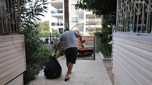 Marmaris’te bir evden bir kamyon çöp çıkarıldı