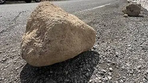 Tunceli'de seyir halindeki minibüsün üzerine kaya düştü: Sürücü yaralandı
