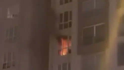 Büyükçekmece’de 12 katlı binada yangın: Mahsur kalan 3 kişi kurtarıldı
