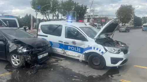Sakarya’da polis aracı ile otomobil çarpıştı: 5 kişi yaralandı