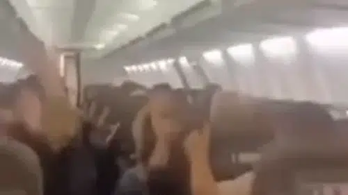 İran'da yolcu uçağında korku dolu anlar: Kabin tavanı çöktü