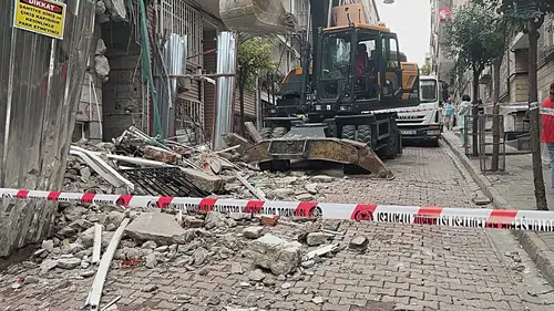 Beşiktaş'ta yıkımdan kopan parçalar apartmana zarar verdi