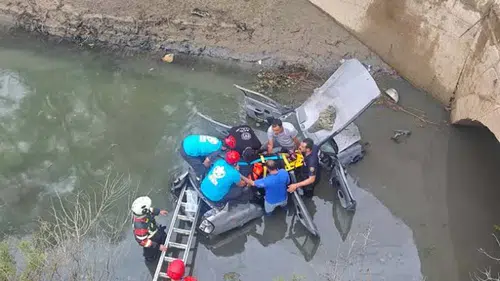 Aydın’da otomobil su kanalına uçtu: 2 kişi yaralandı