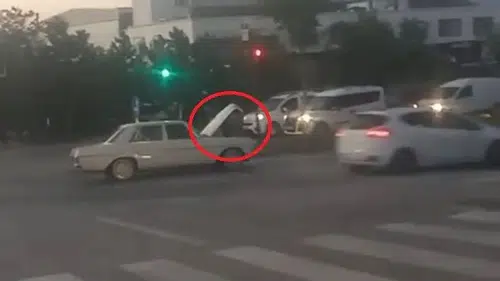 Seyir halindeki otomobilin kaputunu açarak tamir etti