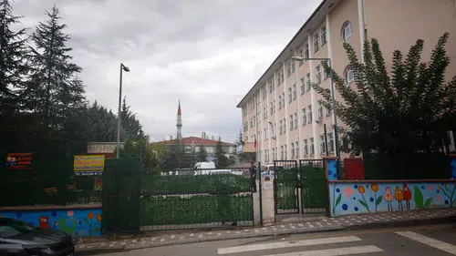 Boşanma aşamasındaki eşini okul bahçesinde bıçakladı